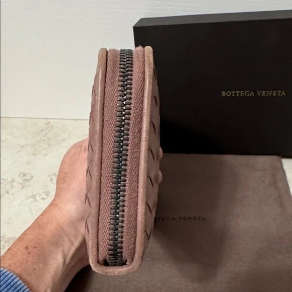 Bottega Veneta Intrecciato Leather zippy wallet in Mauve Full Inclusion - Picture 4 of 15